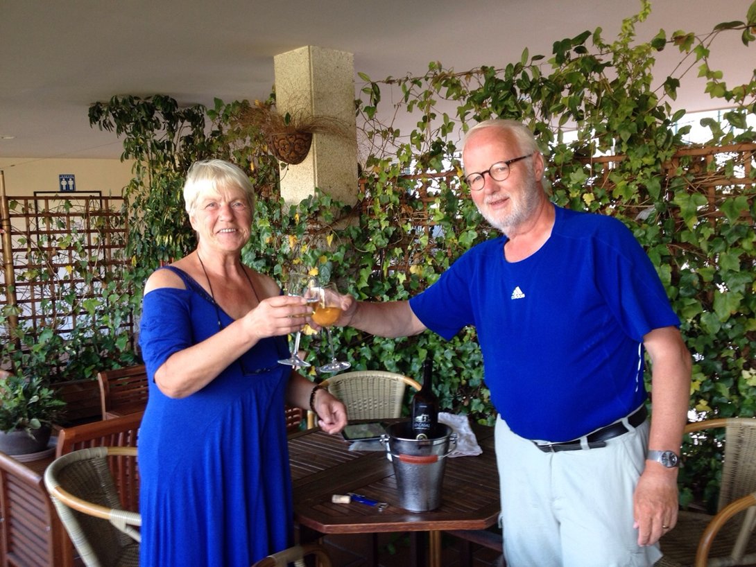 Klaas en Marleen proosten na aankomst in Santiago