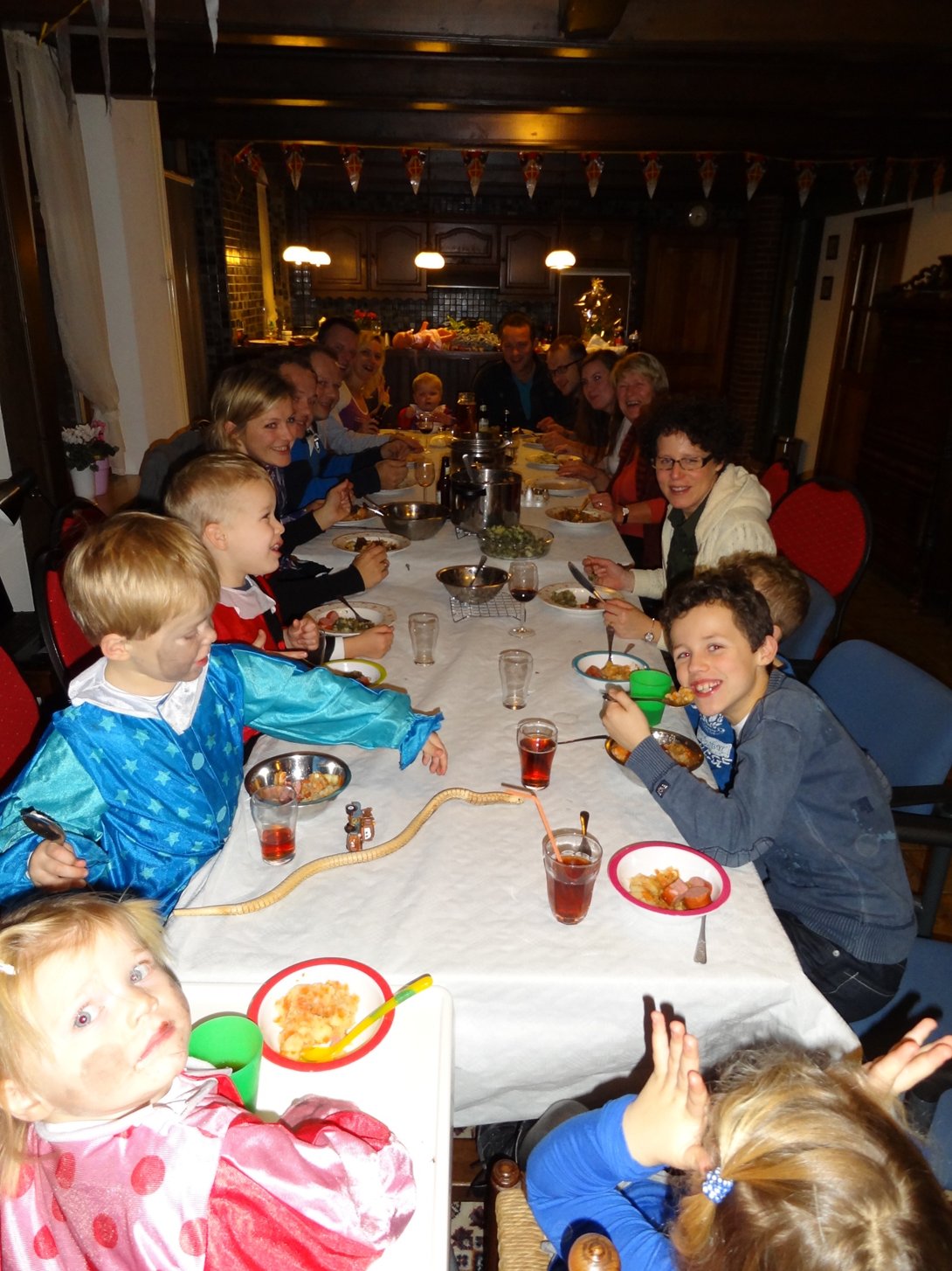 Met z'n allen aan de lange tafel