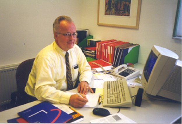 Klaas Kroezen aan zijn bureau