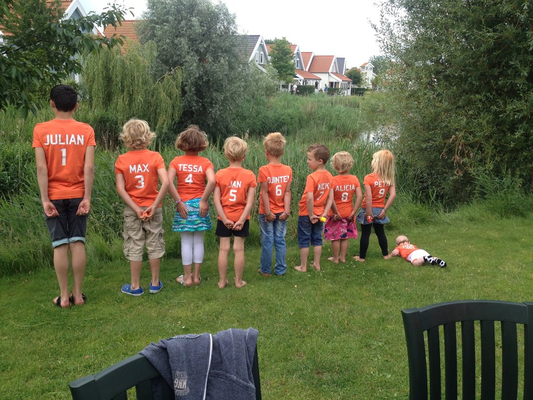 Kleinkinderen in oranje shirts in Zeeland