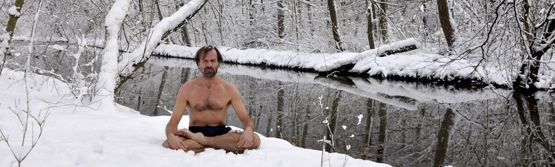 Wim Hof mediterend in de sneeuw